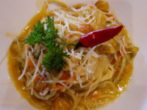 Spaghetti al peperoncino e fiori di zucca